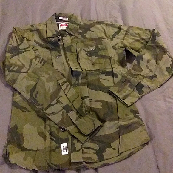 Wrangler Other - NWOT Mens camo shirt